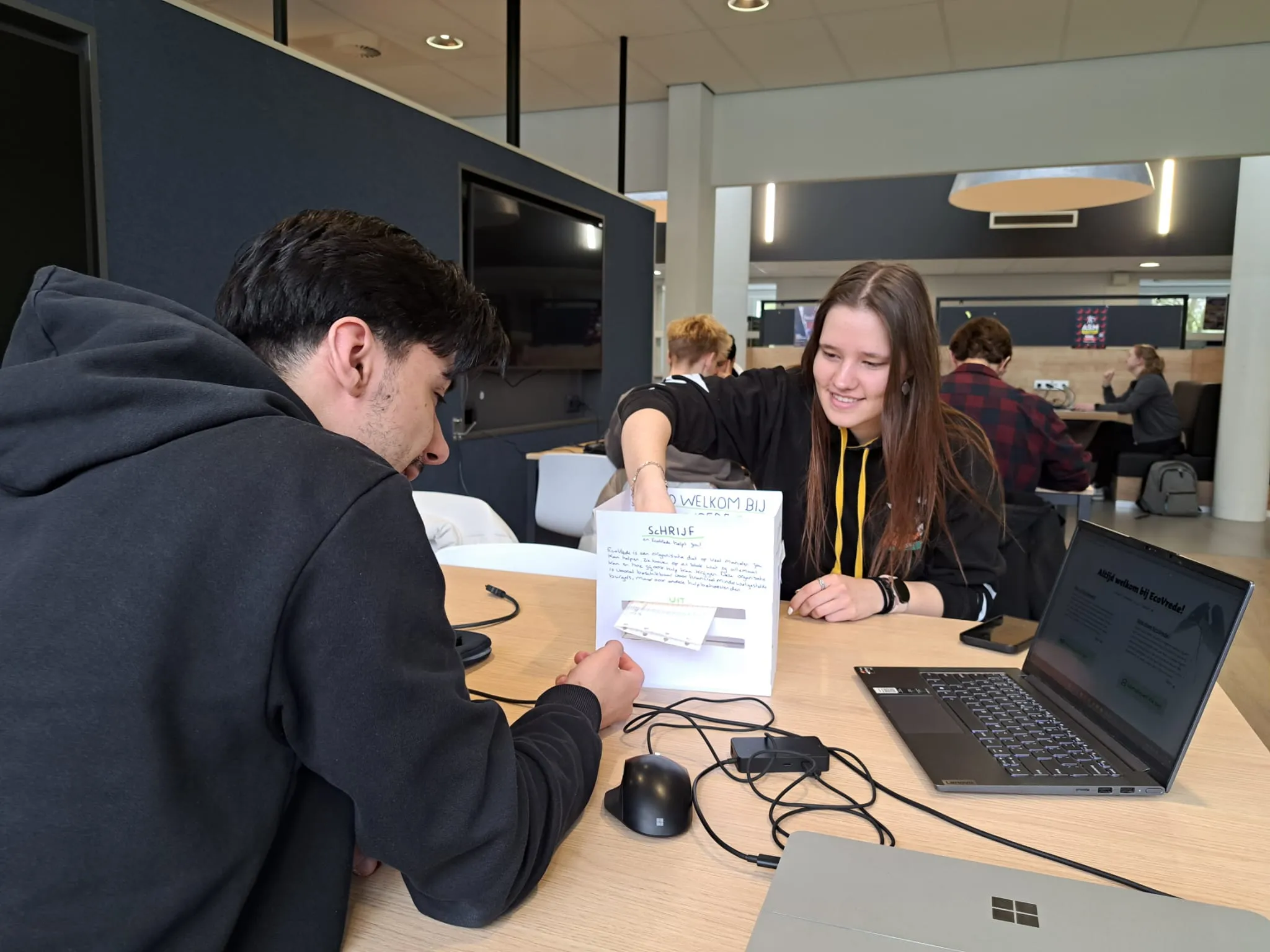 Julia legt een gebruikerstest af bij een klasgenoot