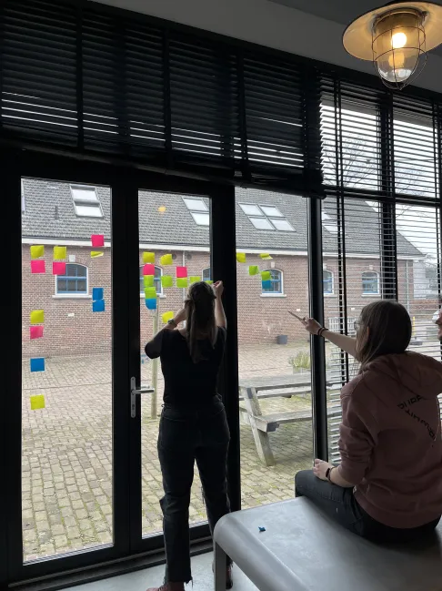 Julia voert wijst naar een service blueprint