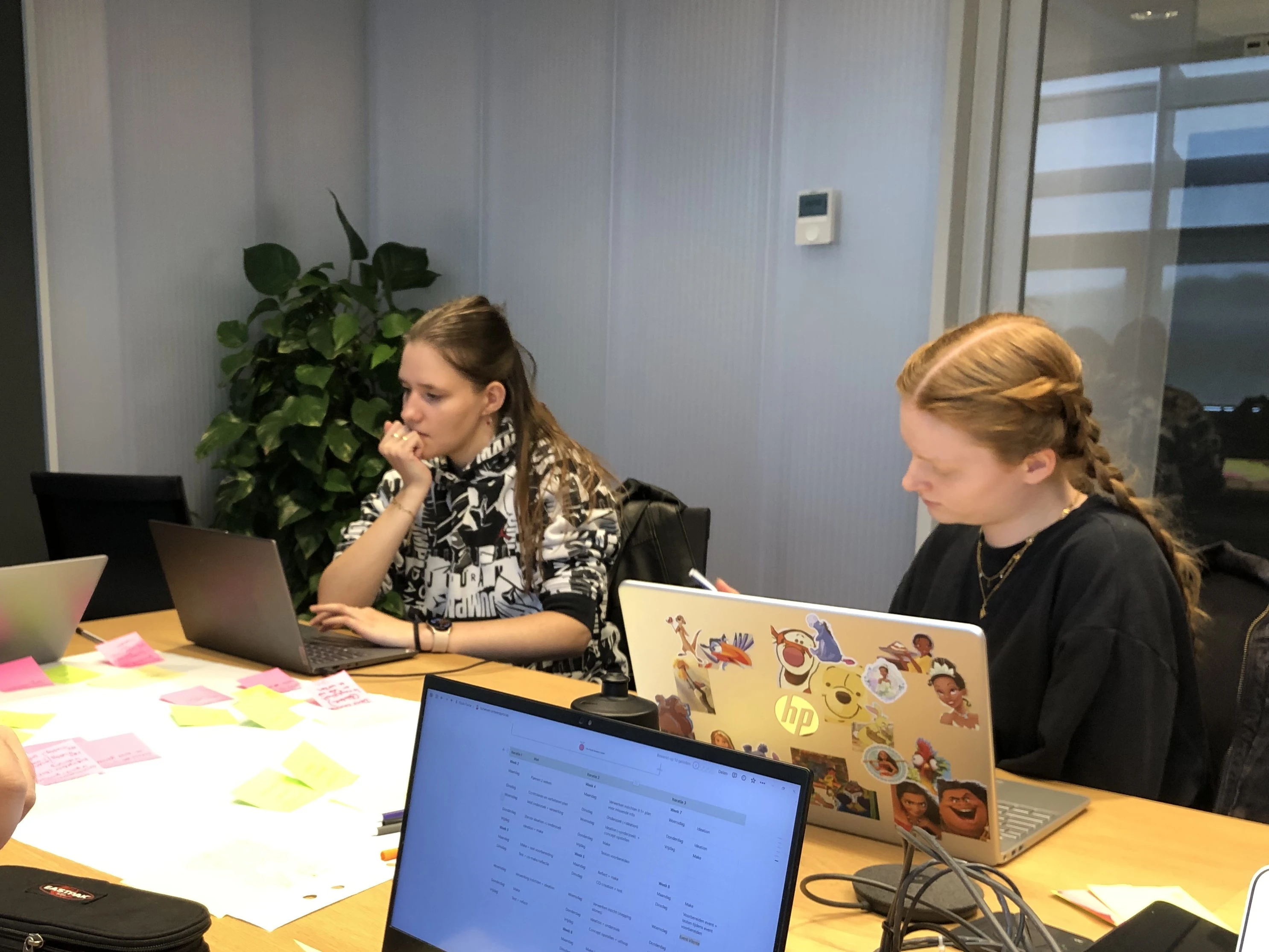 Julia en Maud zijn bezig met werk