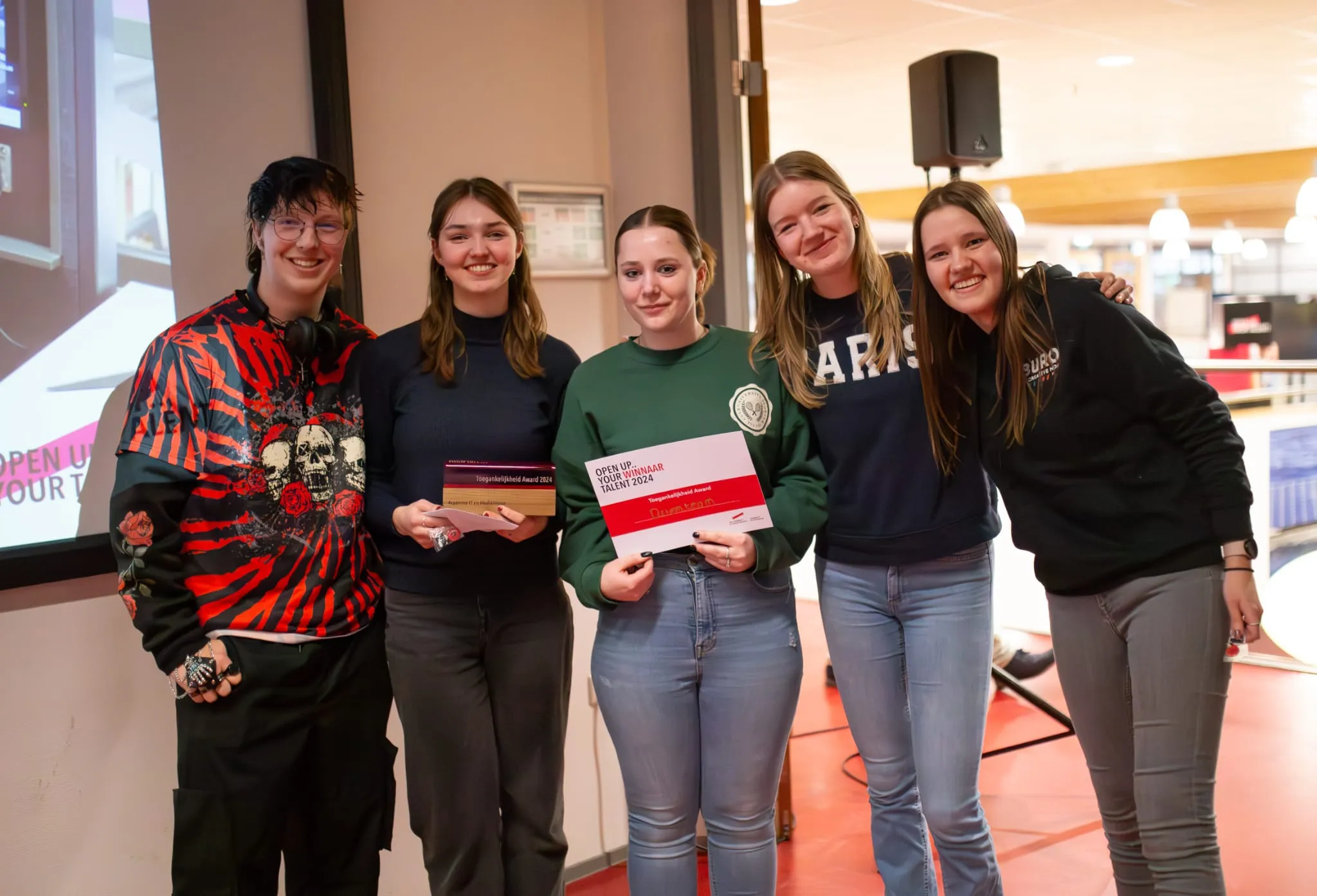 groepsfoto met prijs in handen