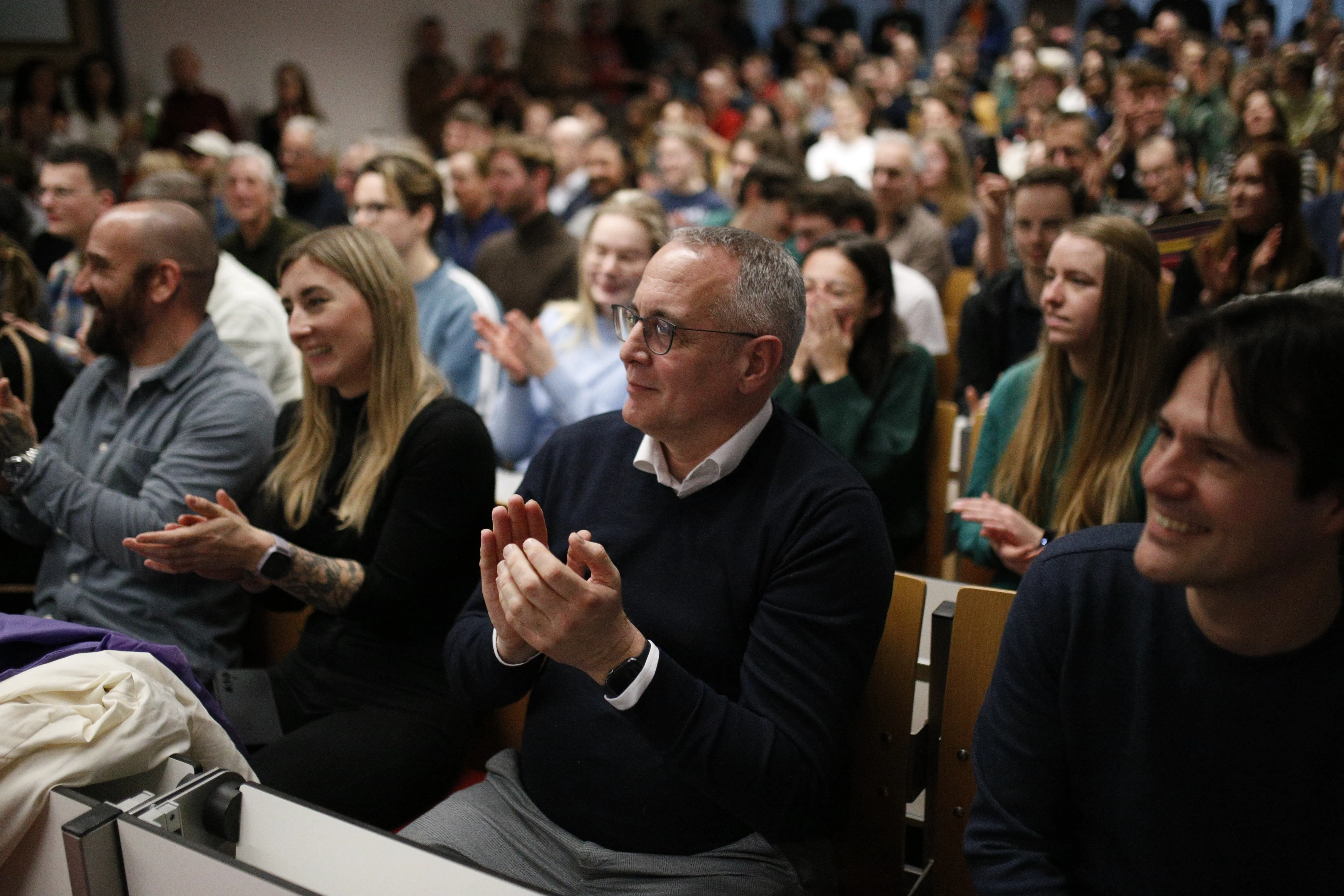 publiek geeft applaus
