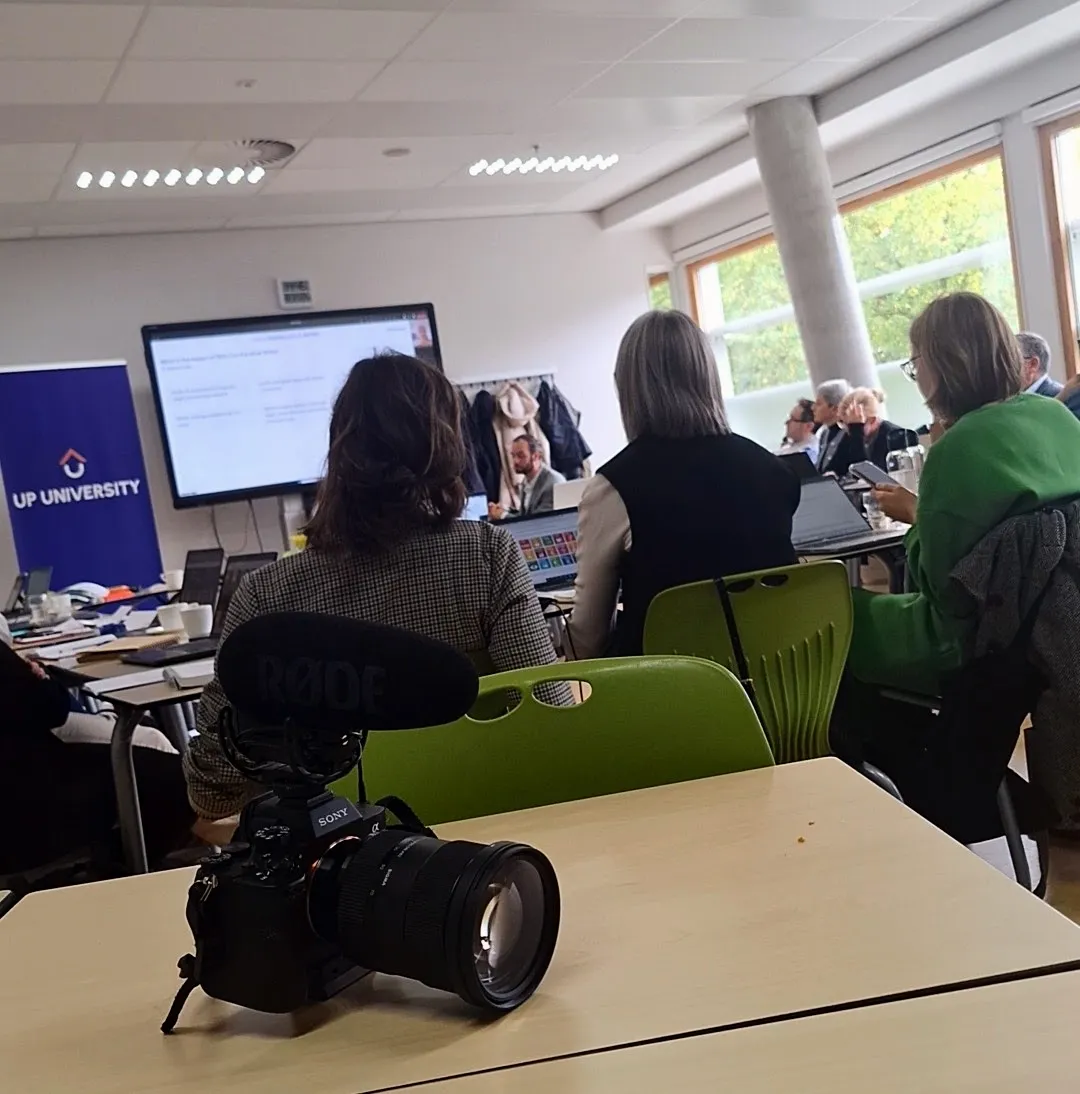 camera met mensen op de achtergrond